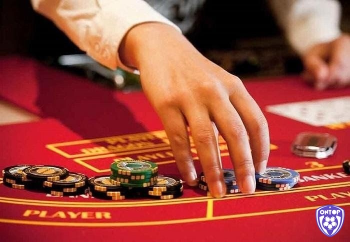 Dealer hay còn gọi là người quản trò, là người trực tiếp điều khiển game Baccarat