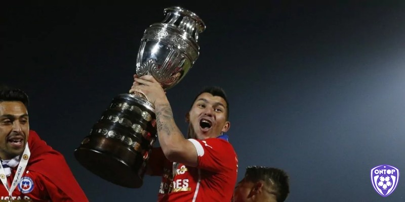 Gary Medel là một trong những hậu vệ hay nhất Copa America