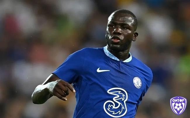  Kalidou Koulibaly sở hữu khả năng phòng ngự vững chắc