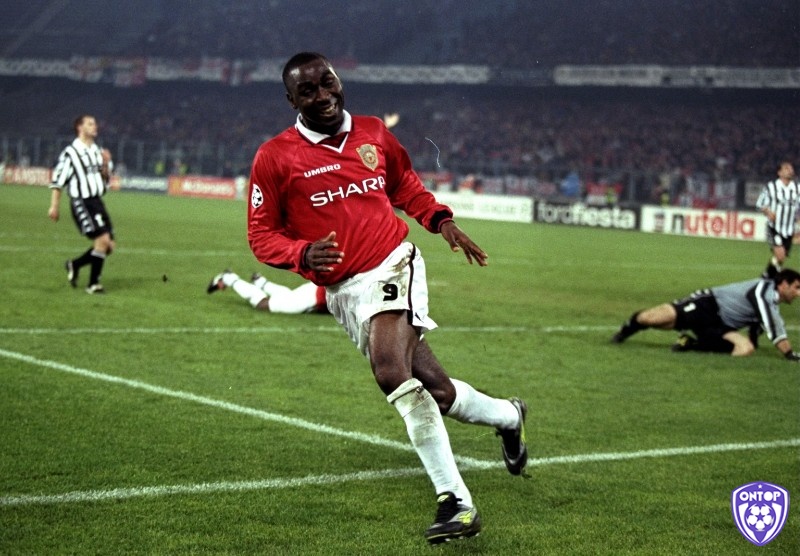 Andy Cole luôn biết cách toả sáng đúng lúc giúp đội bóng vượt qua khó khăn