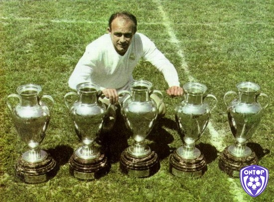 Alfredo Di Stefano cũng góp mặt trong danh sách cầu thủ vĩ đại nhất thời đại