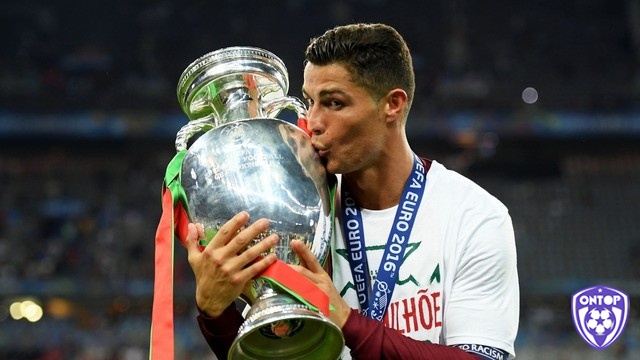 10 cầu thủ xuất sắc nhất lịch sử: Messi chễm chệ ngôi đầu, Ronaldo xếp gần cuối - Ảnh 3.