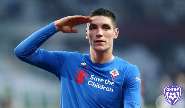 Nikola Milenkovic, trung vệ của Fiorentina, sở hữu sức mạnh và linh hoạt, góp phần quan trọng vào hàng phòng ngự của đội.