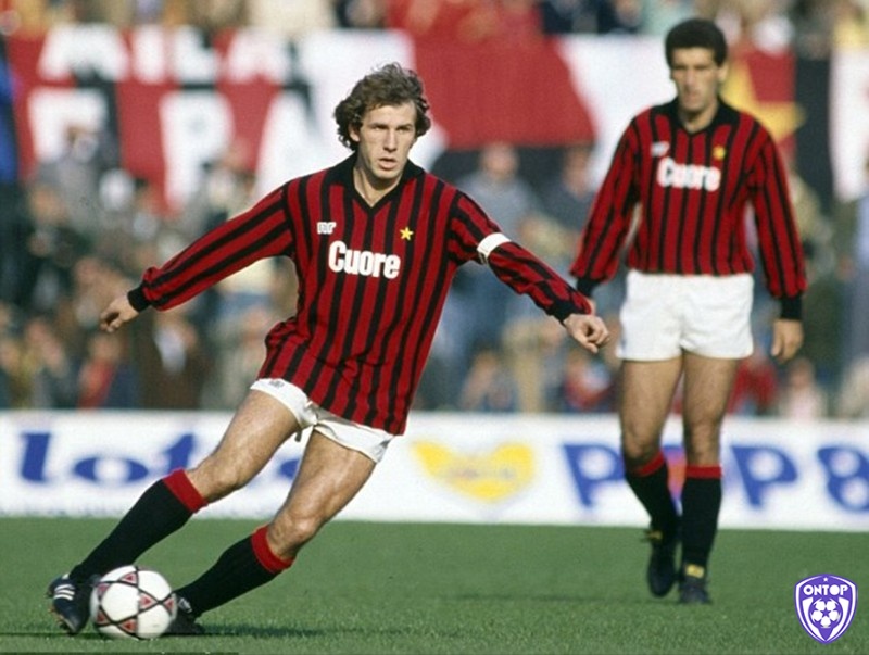 Franco Baresi là một trung vệ xuất sắc với kỹ năng điều khiển bóng chuyên nghiệp