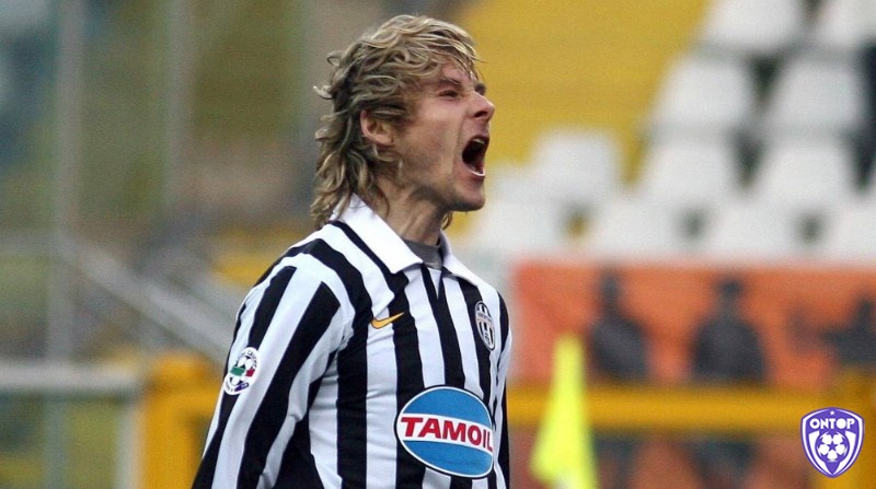 Pavel Nedvěd là tiền vệ hay nhất Serie A của thập kỷ 2000