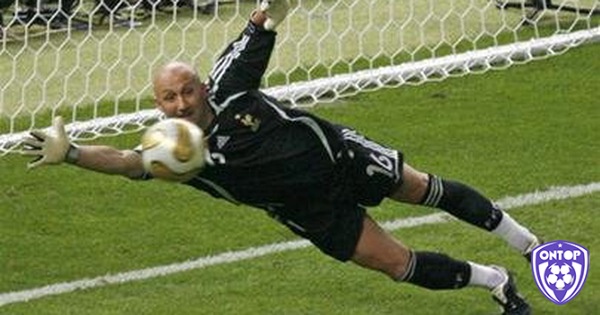 Với màn trình diễn tuyệt vời Fabian Barthez (Pháp) giúp đội tuyển Pháp đăng quang