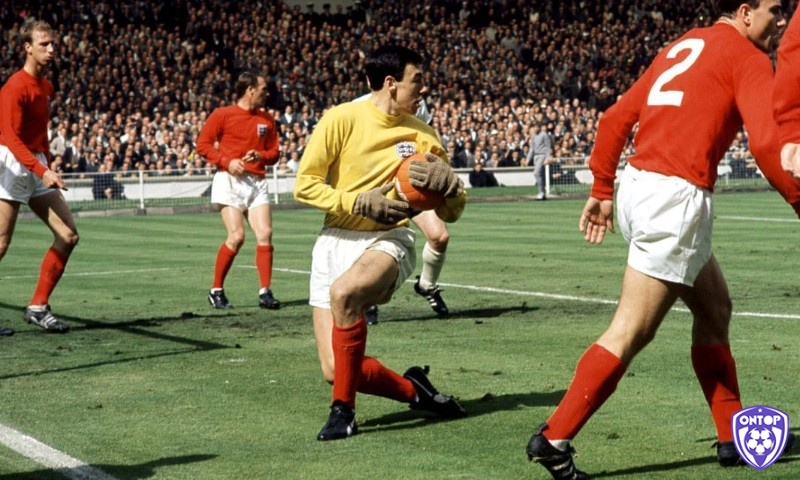 Danh sách thủ môn hay nhất World Cup phải kể đến huyền Gordon Banks (Anh)