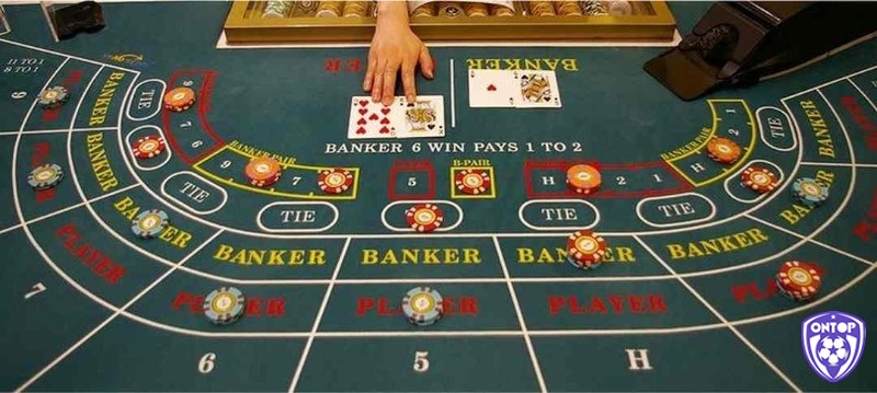 Các hệ thống đặt cược như Martingale hay Paroli giúp người chơi quản lý vốn hiệu quả hơn trong baccarat.