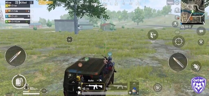 Cách chơi pubg mobile sáng tạo: người chơi sử dụng xe làm lá chắn và ném lựu đạn khói để hỗ trợ đồng đội bị thương.