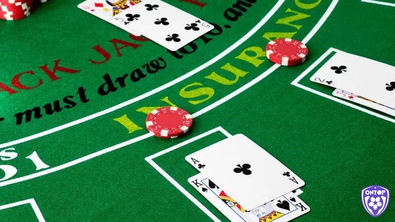 Blackjack quốc tế đa dạng chiến thuật với luật chia đôi, đầu hàng, bảo hiểm