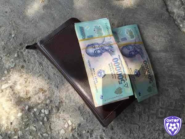 Mơ nhặt được lượng tiền lớn ám chỉ về thử thách