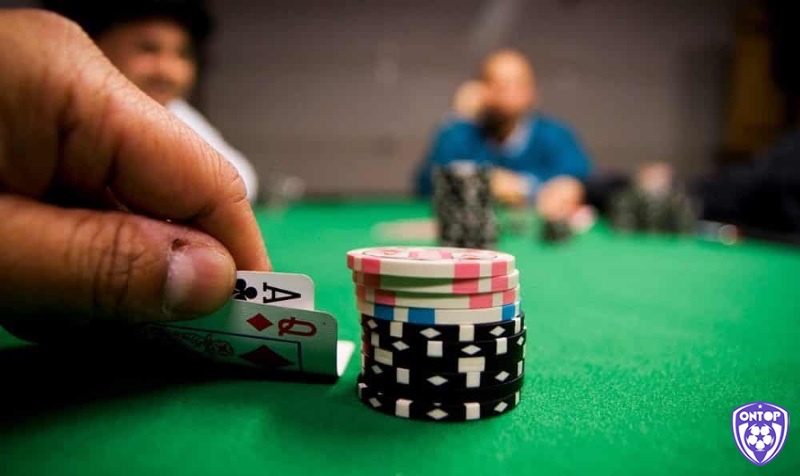 Khi muốn áp dụng chiến lược post-flop hiệu quả nhất thì các cược thủ cần nắm rõ Deep Stack Poker là gì?