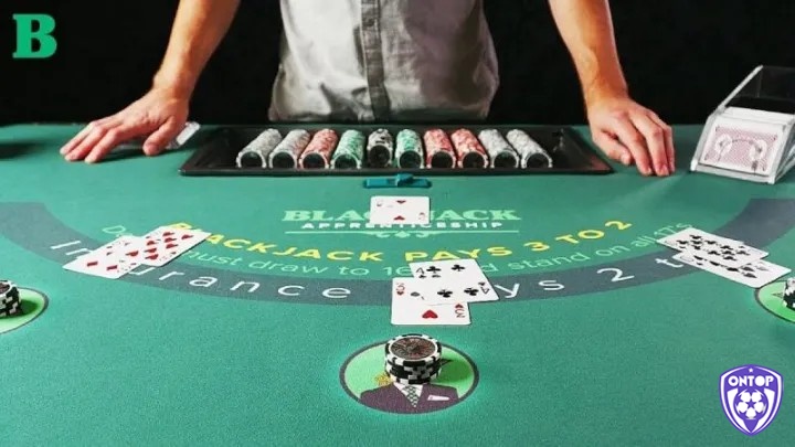 Giao diện bàn poker thể hiện các vị trí dealer, big blind, pot và thao tác all-in.