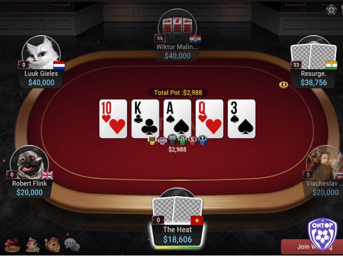 Bàn chơi Texas Hold'em với 2 lá bài riêng và 5 lá bài chung qua các vòng flop, turn, river.
