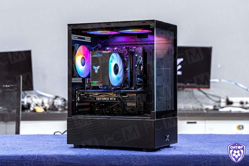 Máy tính tầm trung với CPU i5/Ryzen 5, RAM 8GB và GPU GTX 1660 trở lên là phù hợp.