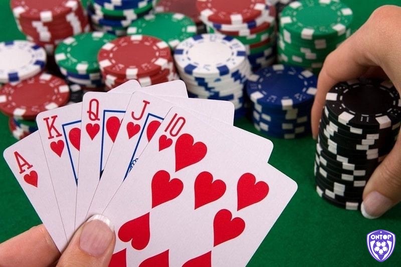 Người chơi phỏm kết thúc ván bằng ù, gửi bài hoặc tính điểm để xác định người chiến thắng và điểm rác còn lại trên tay