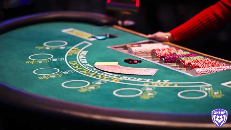 Ván bài Baccarat là gì bắt đầu khi người chơi đặt cược và Dealer chia hai lá bài đầu tiên.