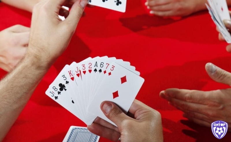 Phân tích số lượng bài còn lại là cách đánh bài Tiến Lên thắng giúp dự đoán đối thủ và nắm quyền chủ động trong trận.