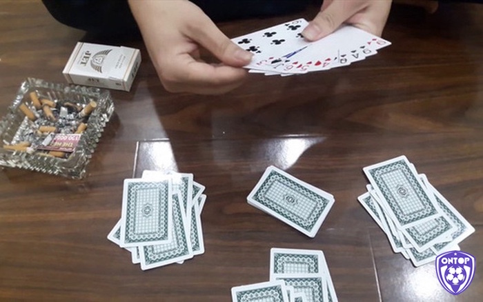 Mỗi biểu cảm nhỏ đều có thể tiết lộ manh mối về bài và chiến thuật của đối thủ.