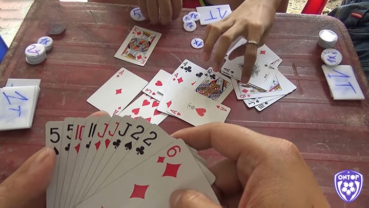 Giải đáp những thắc mắc phổ biến về cách đánh bài Tiến Lên thắng giúp người chơi hoàn thiện kỹ năng và tránh sai lầm cơ bản.