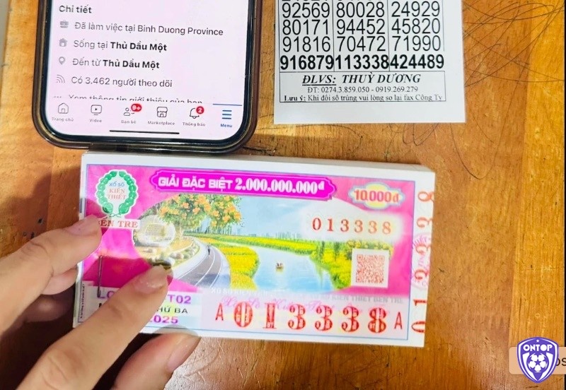 Vé số được kiểm tra tính hợp lệ theo cách lĩnh thưởng vé số trúng trước khi lập biên bản xác nhận và thực hiện thủ tục trả thưởng.