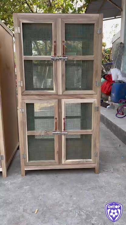 Mái che và sàn chuồng tốt giữ cho chuồng khô ráo, ngăn ngừa ẩm mốc