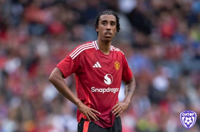 Leny Yoro thể hiện sự chắc chắn và sức mạnh trong các pha tranh chấp, nổi bật tại Lille.