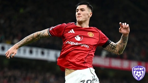 Facundo Medina góp phần quan trọng trong lối chơi xây dựng từ hàng thủ của Lens.