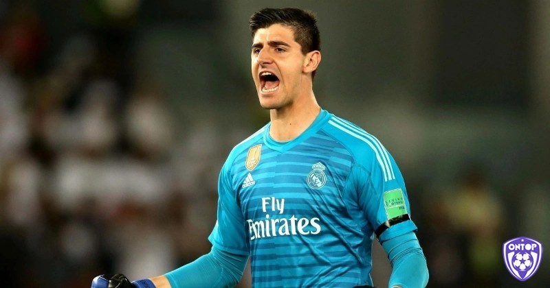 Thibaut Courtois thể hiện phản xạ nhanh nhạy và phong độ chắc chắn trong khung gỗ của Real Madrid.