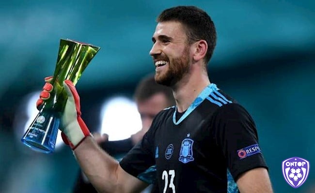 Unai Simón, thủ môn số một của Athletic Bilbao, gây ấn tượng với phản xạ nhanh và lối chơi hiện đại.