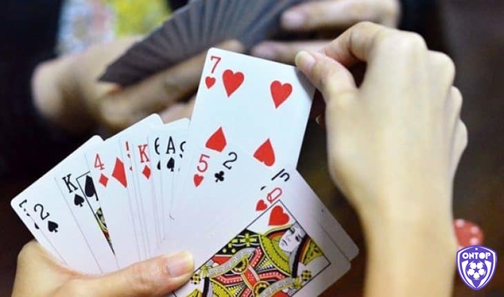 Chia bài và sắp xếp hợp lý là cách đánh Phỏm 9 cây giúp người chơi kiểm soát thế trận ngay từ đầu.