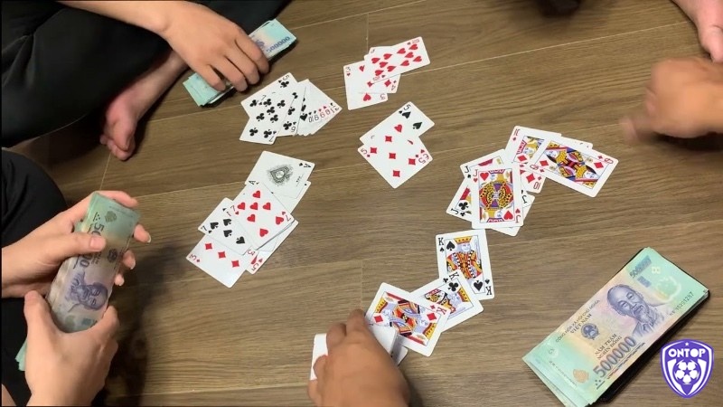 Giai đoạn hạ bài trong cách đánh Phỏm 9 cây là lúc lộ rõ chiến thuật và quyết định kết quả thắng thua.