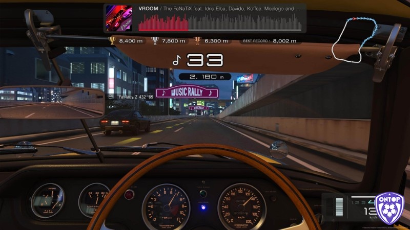 Cảnh Music Rally với đồng hồ thời gian và nhịp nhạc khi xe chạy qua checkpoint