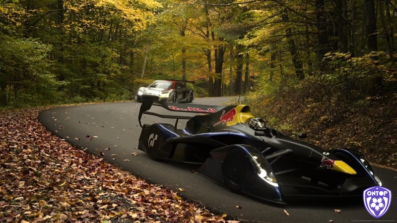 Cảnh xe ôm cua tốc độ cao, vệt lốp bám đường hiện rõ dưới ánh đèn trường đua ban đêm