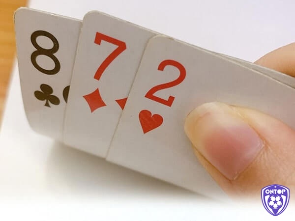 Nếu điểm đã ở mức an toàn như 17 thì đừng nên rút thêm bài