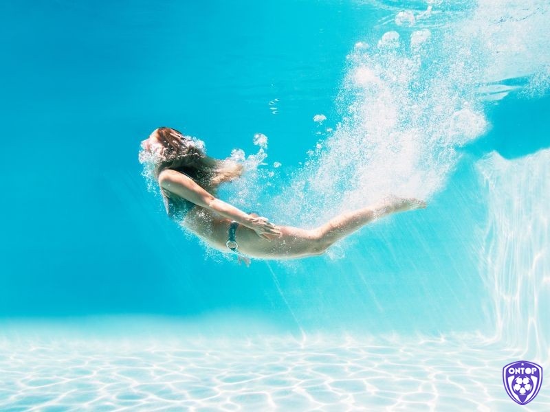 Mơ thấy bơi lội trong hồ nước trong vắt là điềm báo may mắn đến với bạn