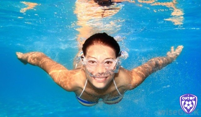 Giấc mơ thấy bơi lội giữa dòng nước trong xanh thể hiện cho sự hòa hợp giữa cuộc sống và cảm xúc trong bạn