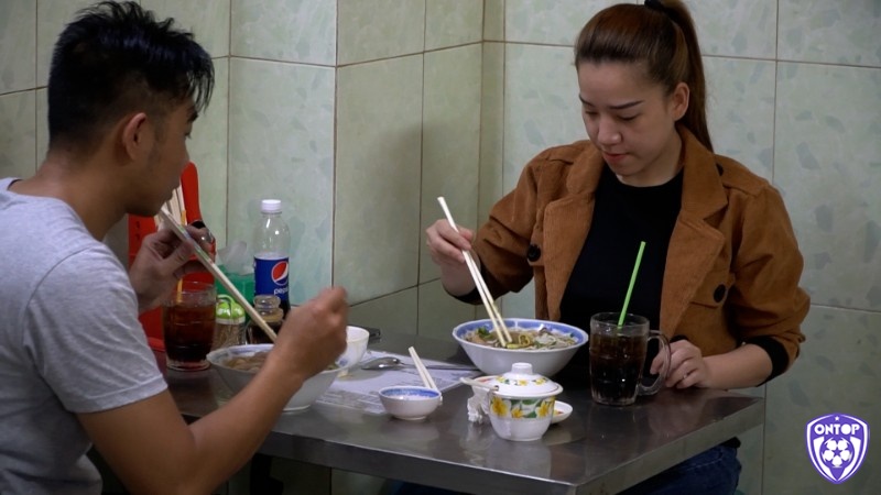 Giấc mơ thấy người khác mời ăn bún là điềm báo tốt về các mối quan hệ xã hội của bạn