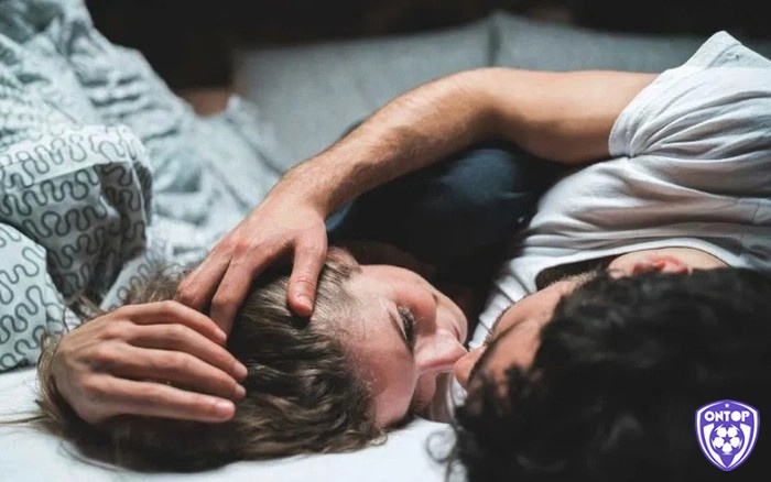 Giấc mơ thấy ngủ với đàn ông có ý nghĩa liên quan đến sự mạnh mẽ và chủ động