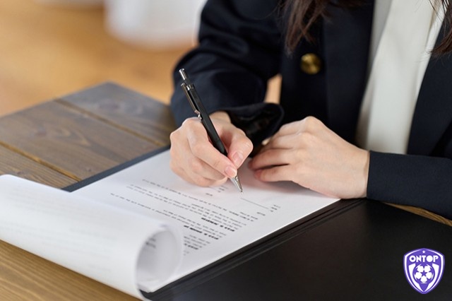 Giấc mơ thấy ký hợp đồng thể hiện bạn sắp đón nhận các cơ hội liên quan đến tài chính và công việc